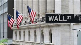 科技權值股拖累  美股那斯達克跌逾2%美股當地時間4日收黑，受臉書等科技權值股拖累，那斯達克綜合指數跌逾2%。圖為華爾街路標及紐約證券交易所。中央社記者尹俊傑紐約攝  110年10月5日