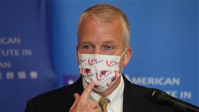 美國參議員蘇利文戴台美友好口罩美國聯邦參議員暨參議院軍事委員會成員蘇利文（Daniel Scott Sullivan）（圖）等人6日上午搭乘專機抵達台灣訪問，並與外交部長吳釗燮在松山空軍指揮部召開記者會。蘇利文特別戴上台美友好口罩致意。中央社記者徐肇昌攝  110年6月6日