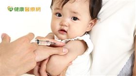 紀主任建議新手爸媽們，與醫師討論後，可自費選擇多合一疫苗，也就是結合五合一、B型肝炎疫苗，讓寶寶少打一針，不僅減少於醫療院所暴露染疫的風險，有些家長也不用特地請假帶寶寶接種疫苗，相對來說，更省時和方便。