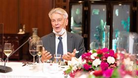 吳部長致贈法國參議院友台小組主席李察（Alain Richard)「旺旺福氣」的藝術創作。（圖／外交部提供）