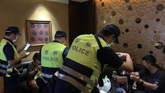 北市開罰首例！錢櫃男女脫罩K歌喝酒