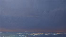 ▲雨夜 2020 布上油彩 40×80公分（圖／業者提供）
風雨欲來的傍晚遙望台中海岸，夕陽西下燈光漸亮，日夜默默交替