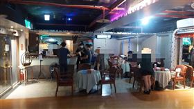 台中市北區北屯路一家KTV，違規偷跑先營業，嗆警再補就好了