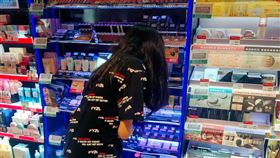 有位爸爸發文表示，小學的女兒會在屈臣氏逛化妝品。（圖／翻攝自爆廢公社公開版）