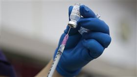 校園疫苗接種  醫護人員準備（1）台北市22日起展開COVID-19（2019冠狀病毒疾病）BNT疫苗校園接種計畫，正式施打前，現場醫護人員依序做好相關準備。中央社記者張新偉攝  110年9月22日