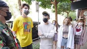 YouTuber團體「WACKYBOYS反骨男孩」成員酷炫、孫生、培根、語謙、本本、蕾拉、艾瑞絲7人自主驗尿。（圖／翻攝自YouTube）