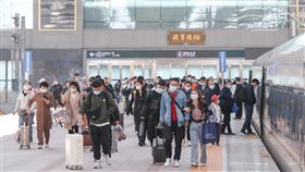 中國2021年十一長假  國內旅遊人次5.15億中國文化和旅遊部7日公布測算，今年「十一」長假7天，國內旅遊共5.15億人次，按可比口徑僅恢復至疫情前同期的70.1%；這段期間的國內旅遊收入則只有疫前同期的59.9%。圖為7日北京北站出現返程客流高峰。（中新社提供）中央社  110年10月7日