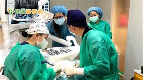 張豪傑醫師說明，由於口腔與呼吸道是相連的環境，一旦牙周病的病菌進入到呼吸道，會破壞上呼吸道的免疫系統，使免疫力下降，此時同等於製造肺炎病毒入侵的機會。