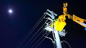 中國多地陸續祭出限電措施，大範圍停產衝擊產業，甚至影響經濟，「為什麼來得又急又快」成了眾人的疑惑。圖為浙江玉環市電力維修作業。（圖／翻攝自weibo.com/sgcczj）
