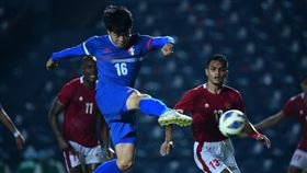 亞洲盃資格賽附加賽首戰 台灣男足不敵印尼台灣男足7日晚間亞洲盃資格賽附加賽首回合，雖然靠著許恆賓（藍色球衣）下半場延長補時第91分鐘進球，最終仍以1比2不敵印尼。（中華足協提供）中央社記者黃巧雯傳真 110年10月8日