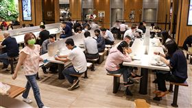 餐飲業營收減幅收斂（2）經濟部27日公布8月餐飲業營業額為新台幣548億元，月增28.8%，不過因人流降載，加上去年有三倍券助攻，推升比較基期，營收年減25.7%，且為連4黑。圖為百貨業美食街規劃隔板與梅花座，用餐時段人潮滿滿。中央社記者鄭清元攝  110年9月27日