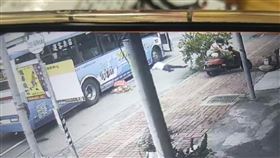 苗栗通霄鎮公車追撞77歲老婦人，捲進車底，左手開放性骨折 (圖/翻攝畫面)