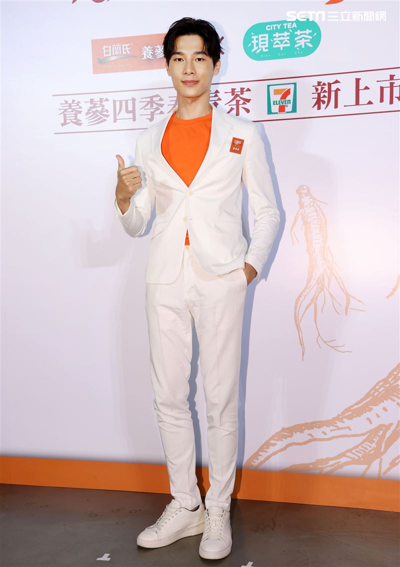 「俗女2」中藥行三代嘉明宋偉恩雞精活動。（記者邱榮吉/攝影）