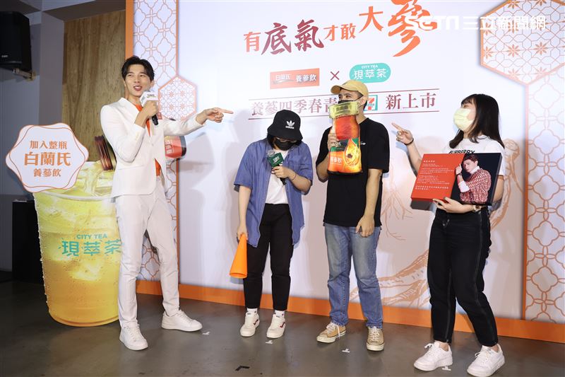 「俗女2」中藥行三代嘉明宋偉恩雞精活動。（記者邱榮吉/攝影）