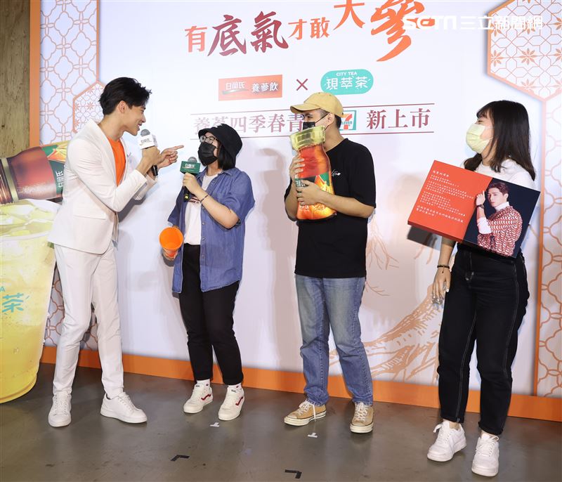 「俗女2」中藥行三代嘉明宋偉恩雞精活動。（記者邱榮吉/攝影）