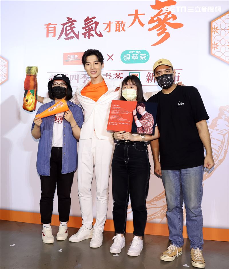 「俗女2」中藥行三代嘉明宋偉恩雞精活動。（記者邱榮吉/攝影）