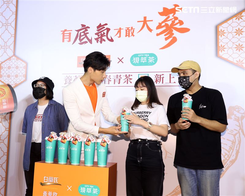 「俗女2」中藥行三代嘉明宋偉恩雞精活動。（記者邱榮吉/攝影）