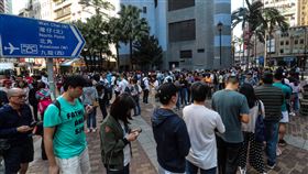 香港區議會選舉投票排隊人龍（2）香港近日抗爭情勢逐漸趨緩，24日區議會選舉如期舉行，上午各個投票點湧入大量人潮，上環一處投票站人潮將廣場塞滿。中央社記者吳家昇攝  108年11月24日