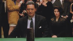 周潤發飾演賭神「高進」深入民心。（圖／翻攝自《賭神》電影劇照）