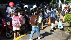 大佳國小開學日家長緊張的帶著小朋友進學校。（記者邱榮吉/攝影）