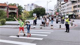 110年交通安全月　宜蘭警路口宣導行人路權