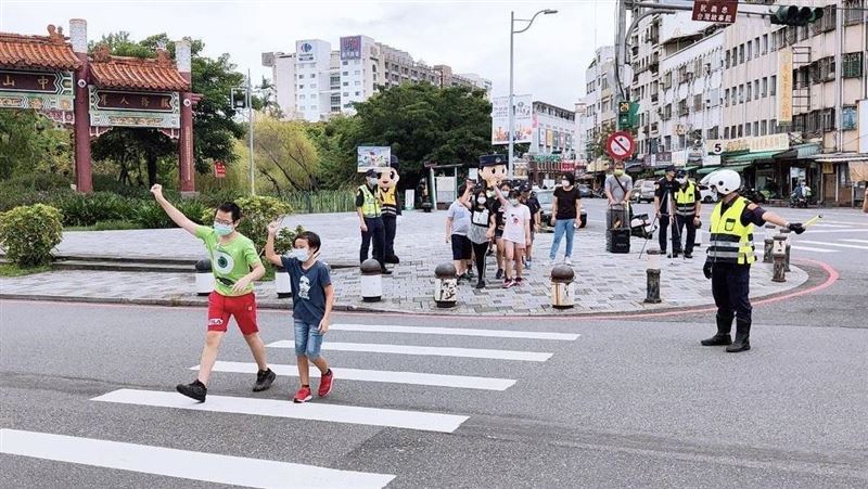 交通安全月　宜蘭警路口宣導行人路權