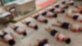 台中市北屯新興國小３年級老師叫學生脫掉口罩上瑜珈課，未鋪瑜珈墊，遭家長反彈指控　（圖／翻攝自爆料公社公開版）