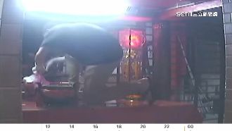 爬神明桌闖入行竊　「腳印」露餡栽了