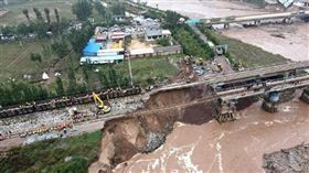 中國山西省連日暴雨，據陸媒報導，汾河新絳段7日出現近40年來最大洪峰。（圖／翻攝自weibo.com/shanxigov）
