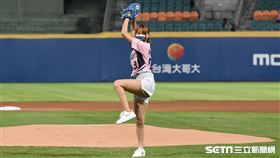 林莎為比賽開球。（圖／記者王怡翔攝影）