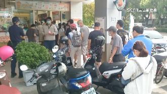 首日領五倍券　上午人潮多、機台當機