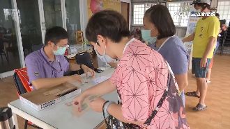 高雄有感加碼「商圈夜市券」排隊搶領