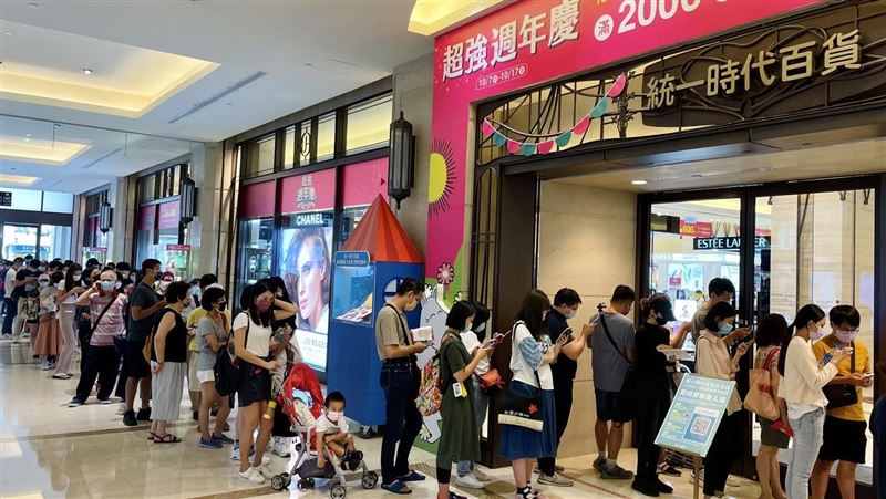 五倍券買爆　百貨開店收破百萬振興券