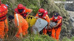宜蘭縣情人灣玻璃海灘發現一具男性浮屍。（圖／翻攝畫面）