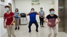 舞獅慶生翻版！5警長跳舞祝壽又惹議（圖／翻攝畫面）