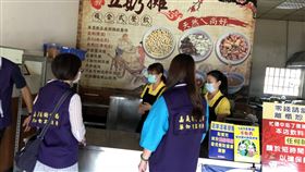 嘉義知名早餐店傳食物中毒　17人就醫嘉義豆奶攤民雄店自23日陸續傳出17人出現食物中毒症狀，採樣送驗後檢出沙門氏菌，嘉義縣衛生局27日派員前往複查，發現缺失仍未改善，責令業者全面停業並進行環境消毒，將依法處以罰鍰。（嘉義縣衛生局提供）中央社記者黃國芳傳真　107年4月27日