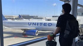 張育成搭機回台灣。（圖／翻攝自張育成推特）