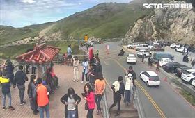 連假首日下雨也要去　合歡山車位塞爆（圖／翻攝畫面）