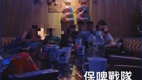 老師員警脫罩歡唱　煽情喇舌自拍傳網（圖／翻攝自IG