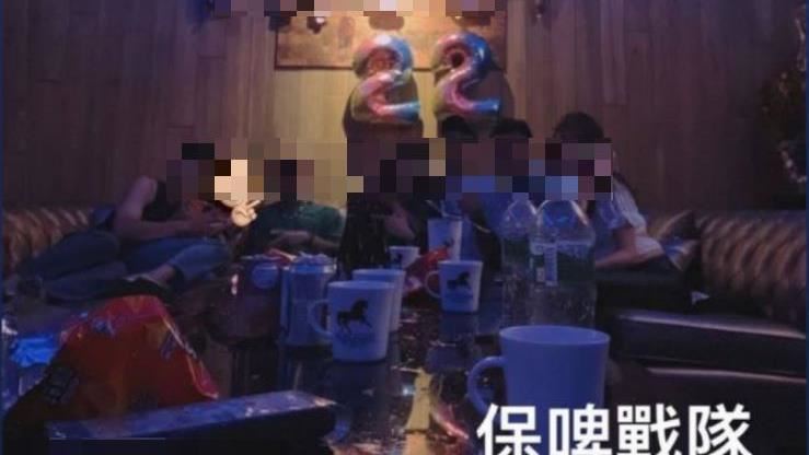 老師員警脫罩歡唱　煽情喇舌自拍傳網