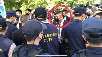 鐵霸率小弟闖公祭　3百警壓制爆衝突