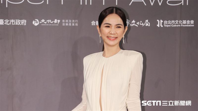 女神！ELLA胸前鏤空「僅一條線」