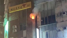 台北市南京東路三段與吉林路口餐廳排油煙管竄出火煙。（圖／翻攝自臉書社團《爆料公社二社》）