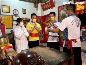 李府千歲給不給過？