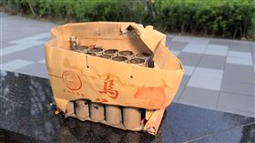  台北市新店區中興路二段天橋，凌晨4點多燃放15連發沖天炮嚇壞民眾，警方追緝放炮怪男　（圖／翻攝畫面）
