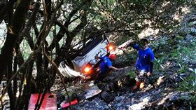 南投仁愛鄉台14甲線鳶峰停車場，休旅車墜谷，2男疲勞駕駛幸運無傷 (圖/翻攝畫面)