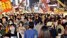國慶連假  嘉義文化路夜市湧人潮國內COVID-19疫情趨緩，加上振興五倍券發放，國慶連假，嘉義文化路夜市湧現人潮。中央社記者蔡智明攝  110年10月10日