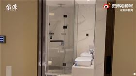 出去玩住飯店！她突遭「天降屎尿」轟炸　上萬化妝品全報銷（圖／翻攝自澎湃新聞微博）