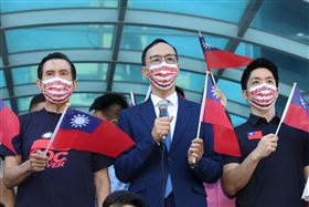  朱立倫，馬英九參加國民黨自辦國慶升旗（圖／國民黨提供）