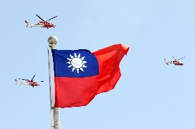 國慶大會  直升機飛越總統府廣場上空